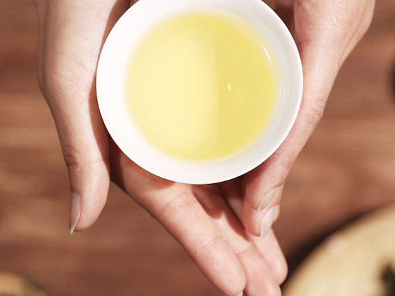 Una tazza di tè tenuta tra le mani